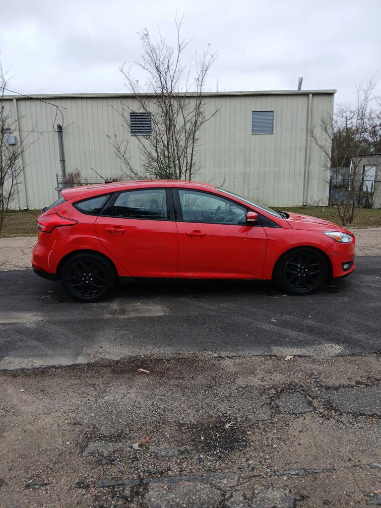 2016 Ford Focus SE's photo